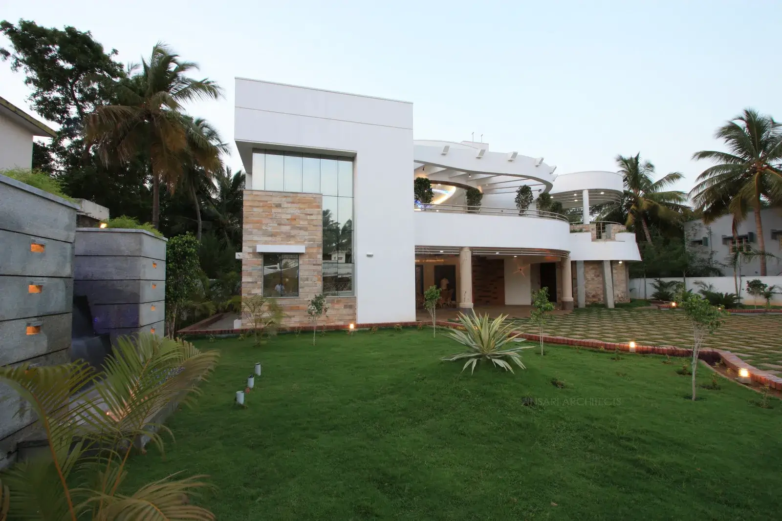 The curved concave facade provides an inviting appearance to the house and also receives the southern cool breeze and sends it inside the house.